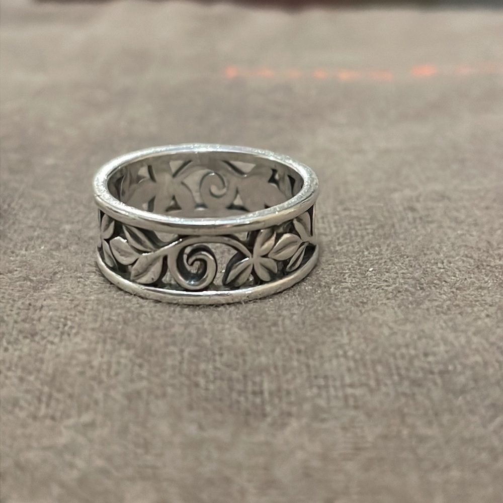RETIRED James Avery Vines band ring